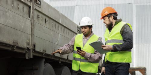 plan-moyen-d-hommes-verifiant-un-camion